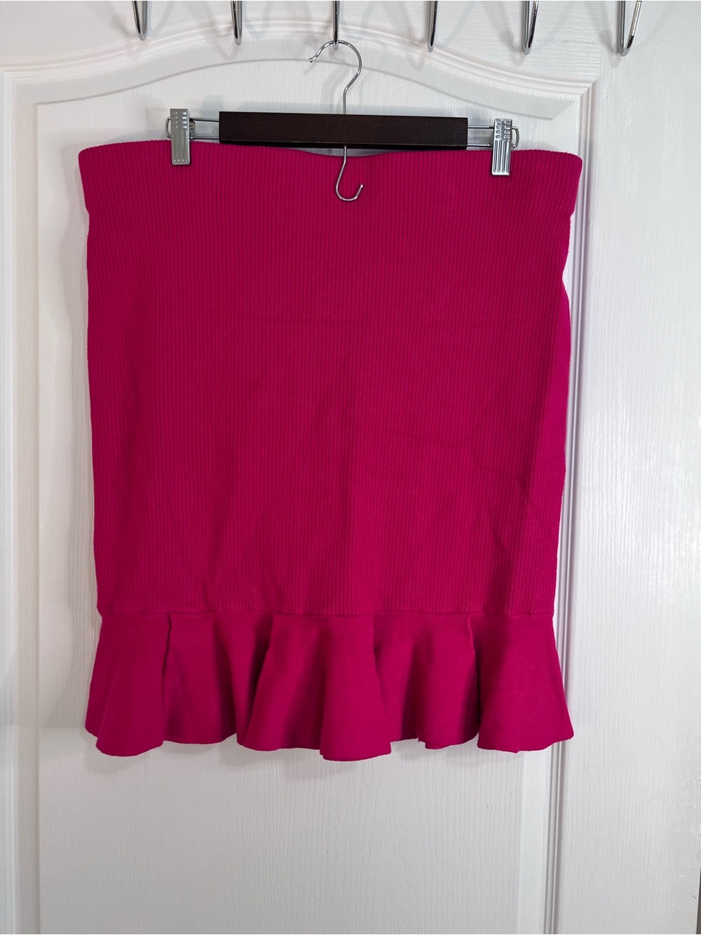 Express hot pink features ribbed knit texture and a flared ruffle skirt size L - Picture 4 of 9